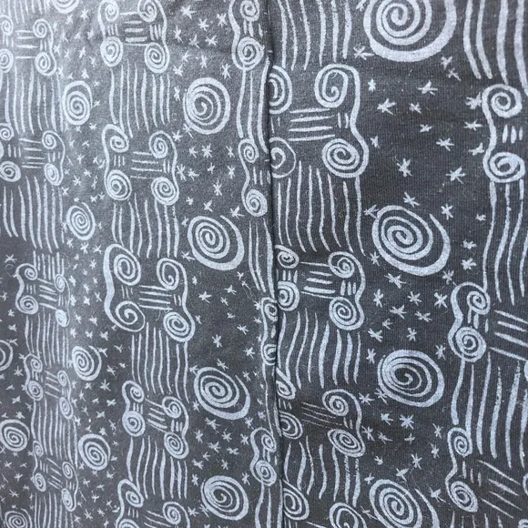 Gilda Marx Breathable’s Bodywear, V Neck, Long Sleeve, Grey and Black Print Top. - Picture 4 of 9